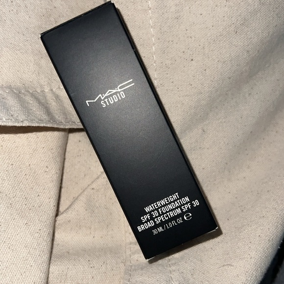 Mac Studio Waterweight SPF 30 Foundation NC25 - Picture 4 of 4